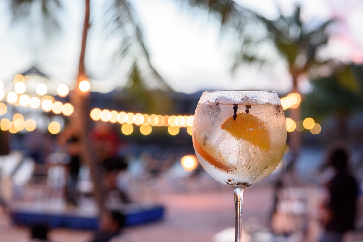 Avilas-Beach-Vibes-and-a-Gin-Tonic-1 - Meet Curacao