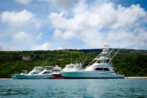 Boten in het water bij Fuik baai op Curaçao.