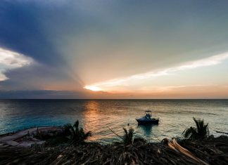Zonsondergang Curacao tijdens het regenseizoen. Muggen op curacao, ga weg